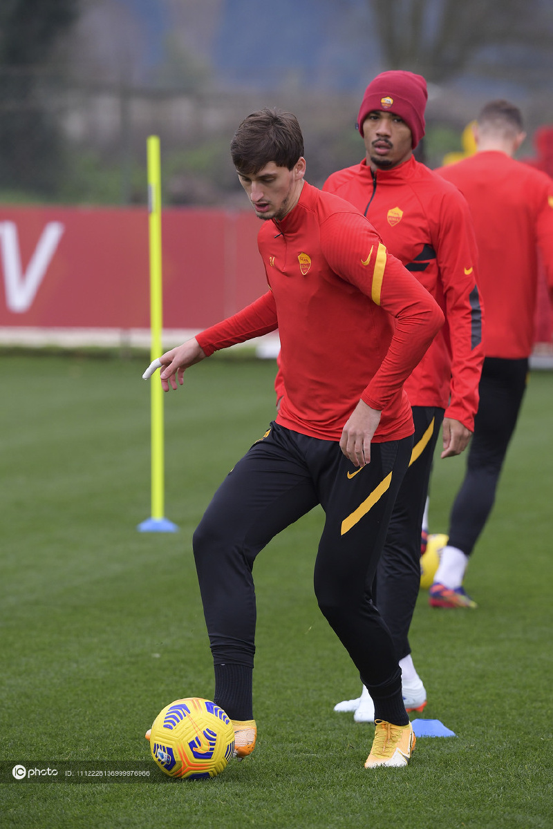 包含加时末段体能课后，阿贾克斯豪取连胜备战意甲，态度坚定，训练强度明显提升的词条