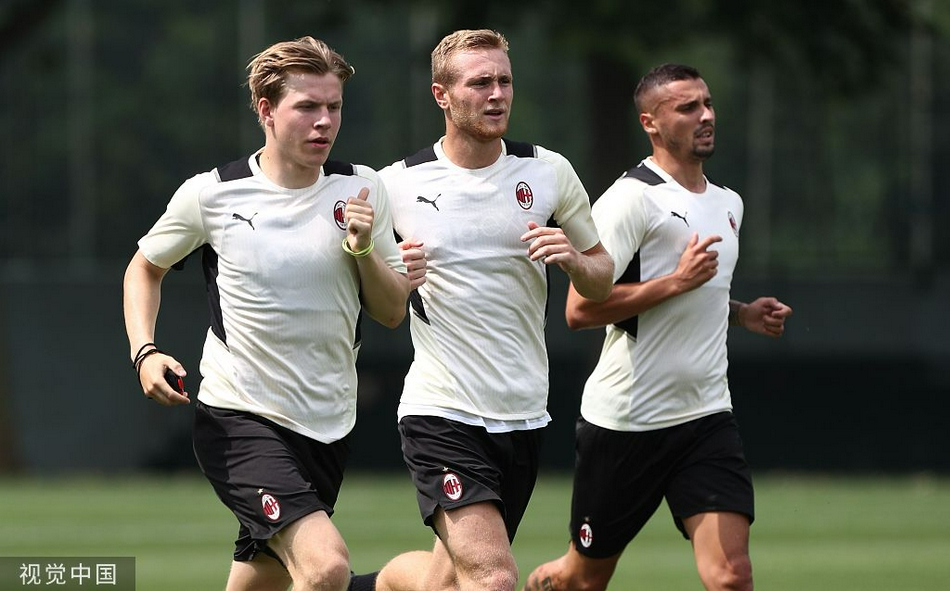 包含加时末段体能课后，阿贾克斯豪取连胜备战意甲，态度坚定，训练强度明显提升的词条