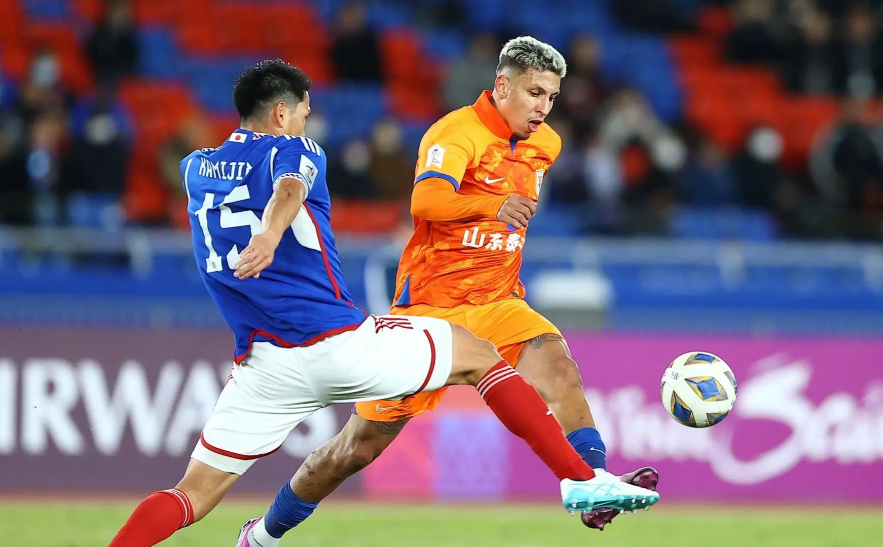 山东泰山迎全明星赛关键赛，赛后主帅复盘，媒体盛赞，细节决定成败(山东主场举了谁的照片)