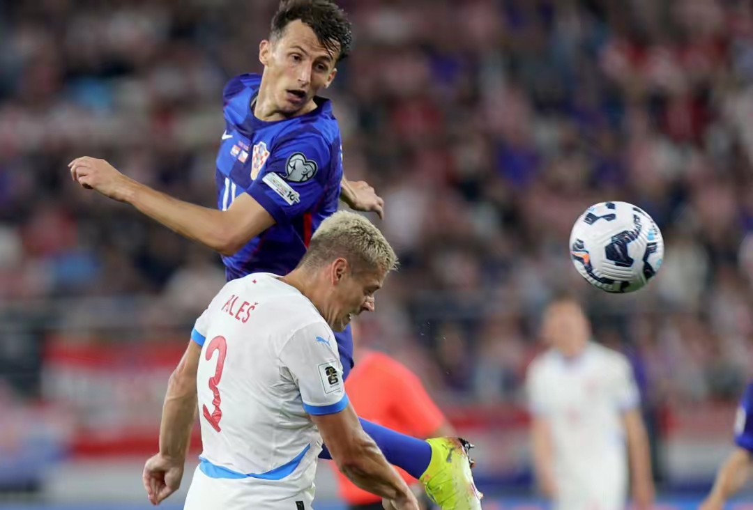 包含赛地聚焦——欧联赛后热度飙升；瓦伦西亚外线爆发；气氛紧张；临场指挥获称赞的词条