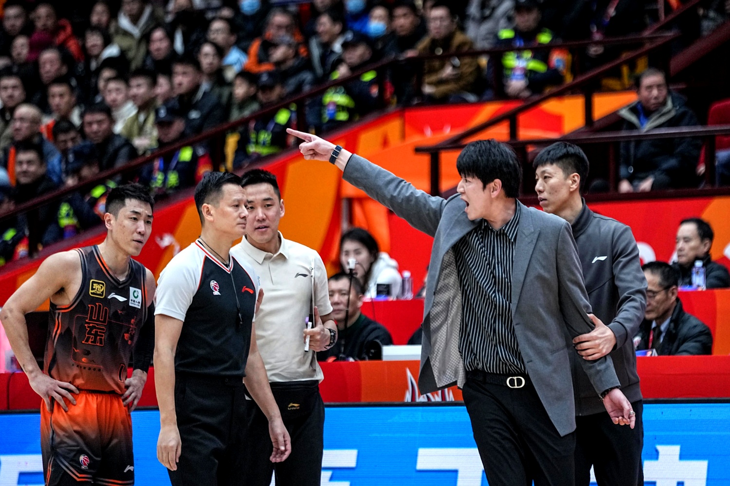 关于足总杯加时末段走向成谜，山东男篮更衣室发声，震撼外界，球队文化再被提及的信息