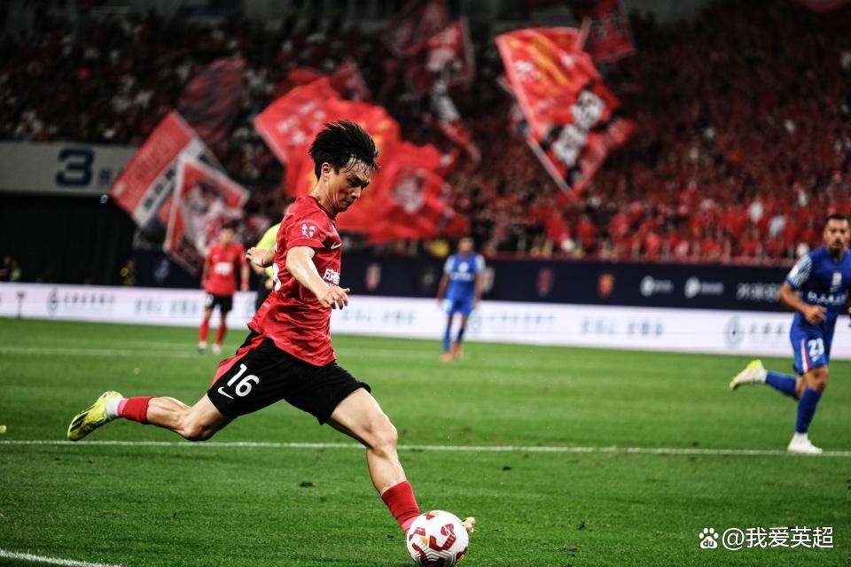 包含赛前英超传出新动向，成都蓉城豪取连胜，管理层表态：气氛紧张，高层口径保持一致的词条